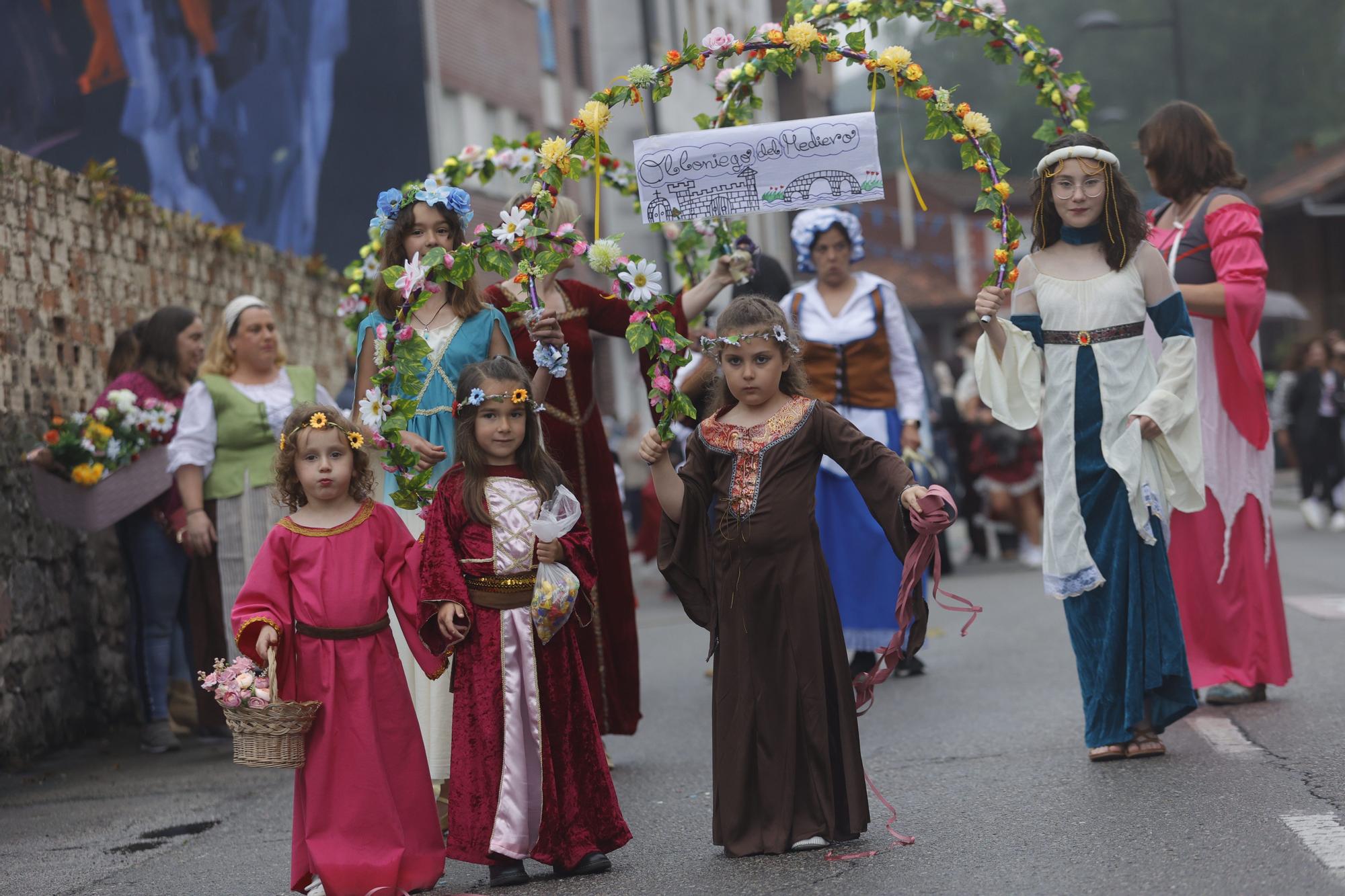 Olloniego se disfraza para animar las fiestas de San Antonio