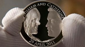 El príncep Guillem d’Anglaterra i la seva promesa, Kate Middleton, ja tenen la seva pròpia moneda de 5 lliures.