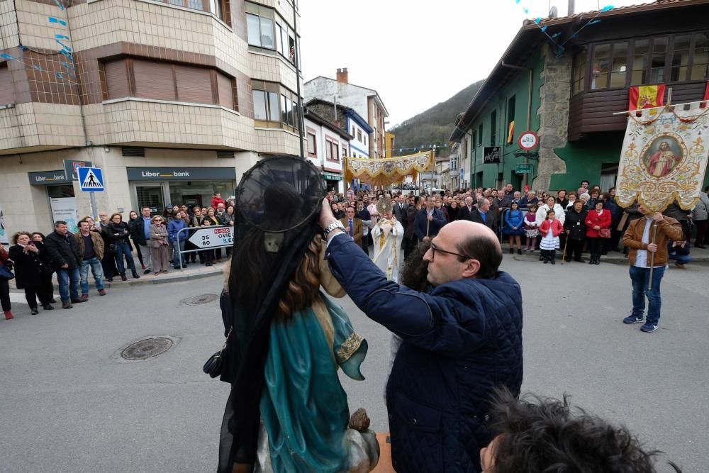 Procesión del Santo Encuentro en Campomanes