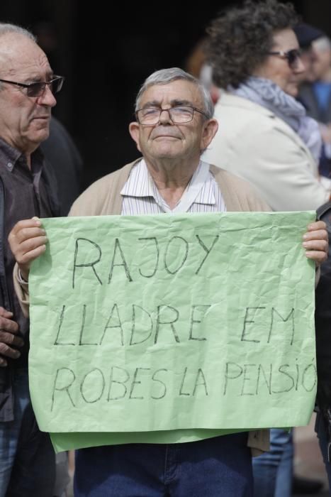 Protesta de pensionistas en la plaza del Ayuntamiento de València