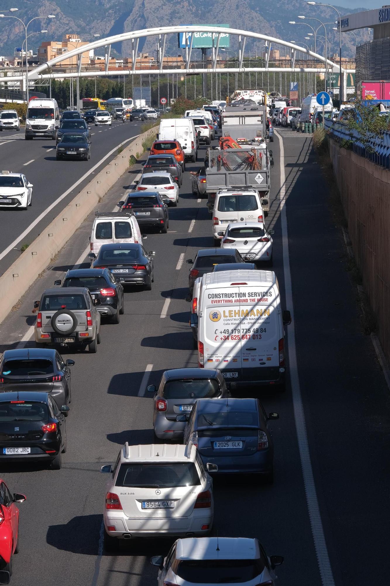 FOTOS: Monumental atasco en la Vía de Cintura de Palma por el vuelco de un coche