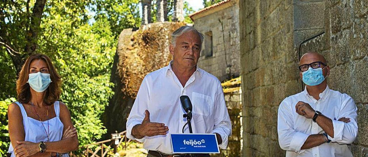 González Pons, con Baltar y Díaz, ayer en San Pedro de Rocas.