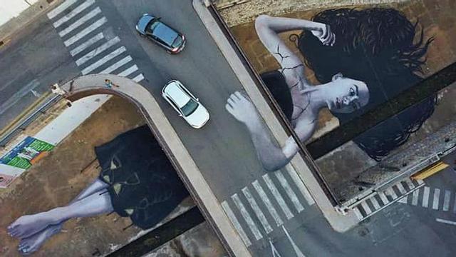 Imagen tomada con un dron del mural creado por Tardor Roselló.
