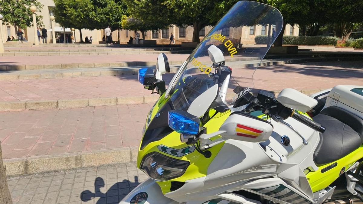 Imagen de archivo de una moto de la Guardia Civil de Tráfico frente a los juzgados de Alicante.