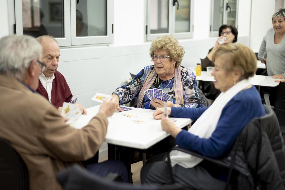 Un grup de jubilats a un centre cívic de Barcelona.