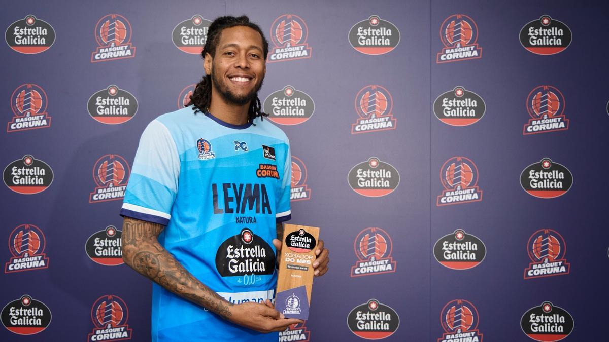 Trey Thompkins recibe el premio Estrella Galicia al jugador del mes de marzo.