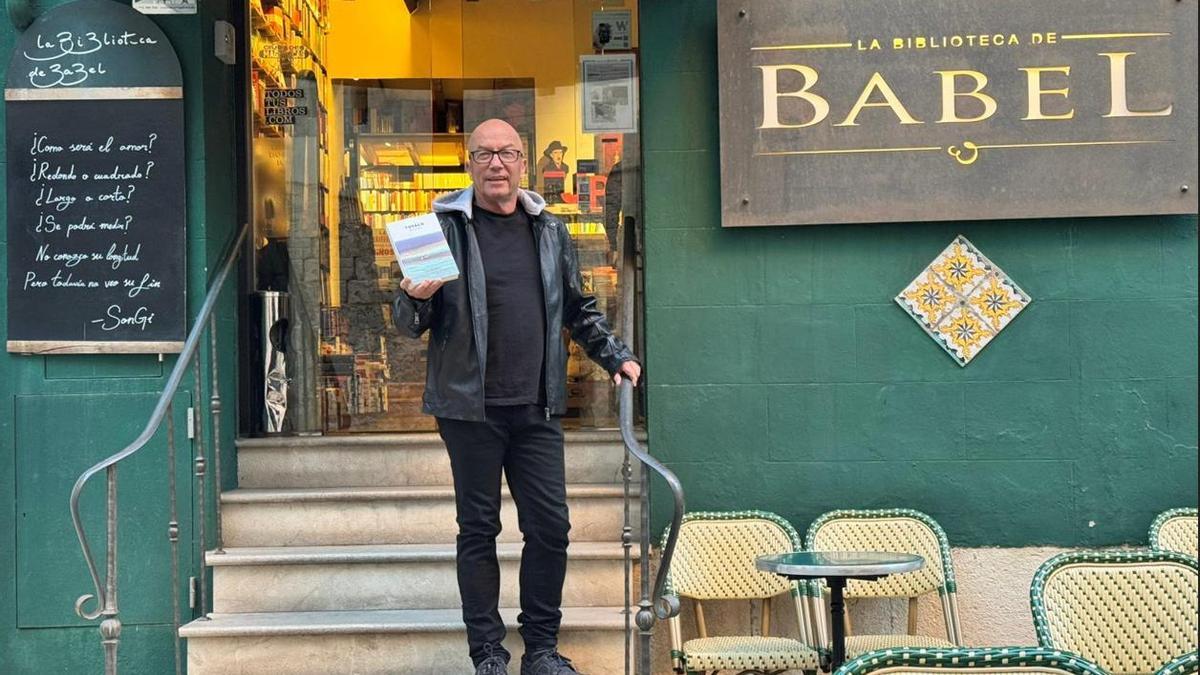 Hans Geilinger posa con su obra Tuvalu en la Biblioteca de Babel de Palma antes de su presentación.