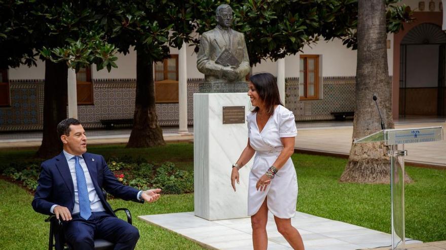 El presidente del Gobierno andaluz, Juanma Moreno, y la hasta ahora presidenta del Parlamento de Andalucía, Marta Bosquet (Cs), en el tributo a Blas Infante.