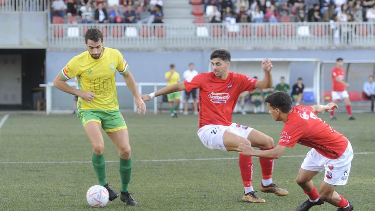 Una jugada del derbi de A Estrada disputado ayer. |  // BERNABÉ/JAVIER LALÍN