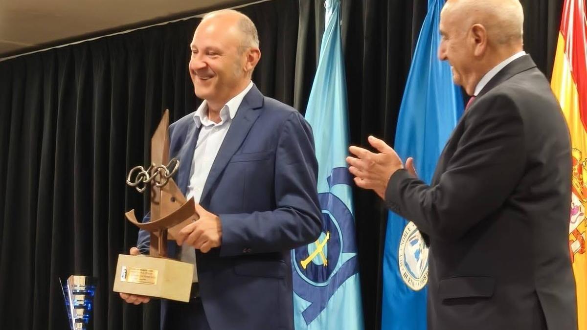 Paco M. Soliño –izquierda– y Gerardo Martínez Quesada durante la entrega del premio.