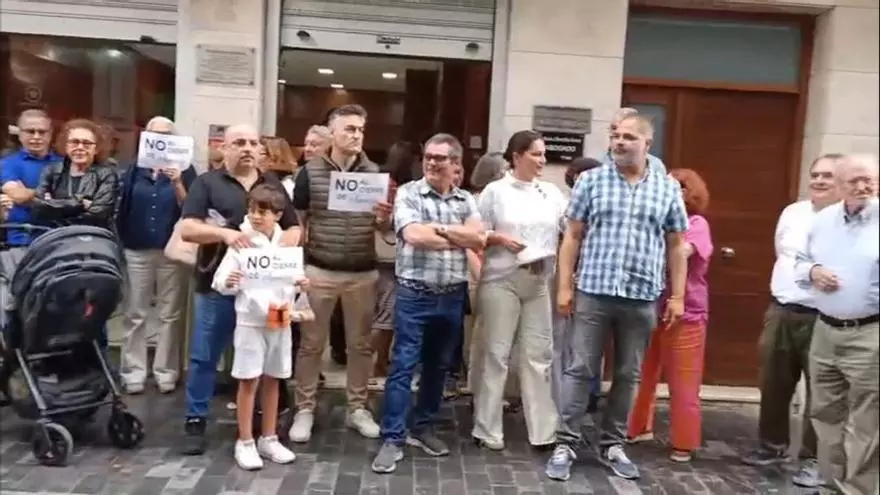 "No al cierre de Parrilla": los vecinos se manifiestan contra el cierre de la dulcería