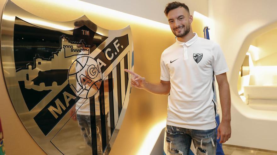 Haksabanovic, con el escudo del Málaga CF.