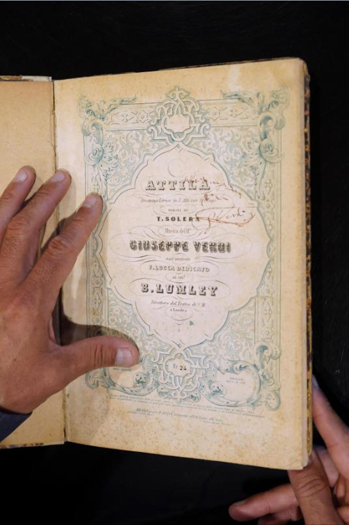 Una primera edición de la partitura de 'Attila', propiedad de Juan Luis Basso, autografiada por el propio Verdi.