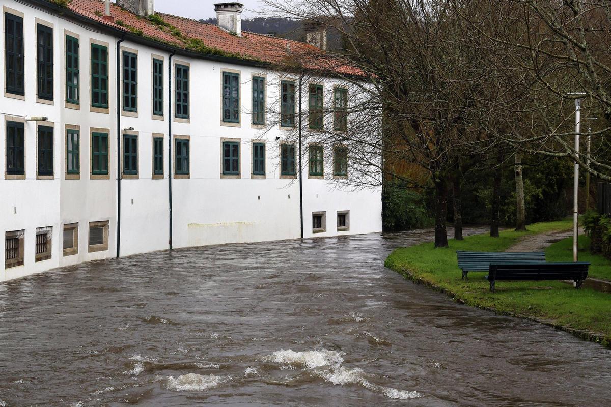 El carrusel de borrascas que han impactado en Galicia estos días han dejado embalses y ríos, como el Sarela en la imagen, al tope de su capacidad