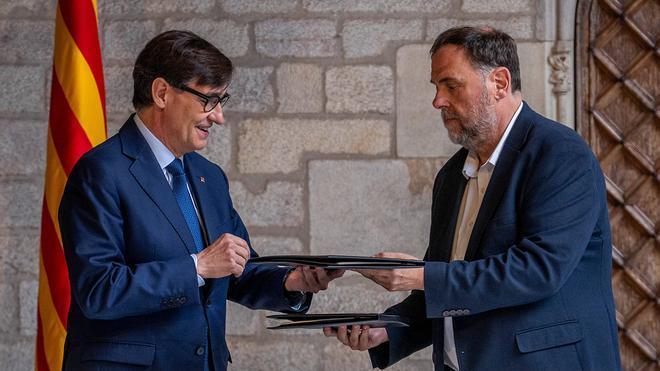 Salvador Illa y Oriol Junqueras en la firma del acuerdo de presupuestos