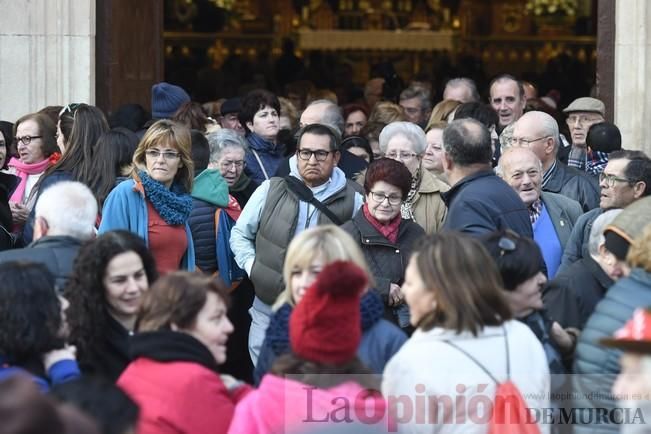 Los romeros acompañan a la Santa pese al frío.