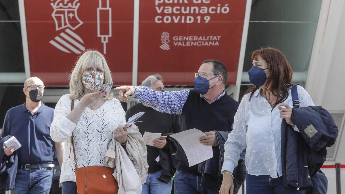 Archivo - Varias personas llegan para ser vacunados en la Ciutat de Les Arts y les Ciències