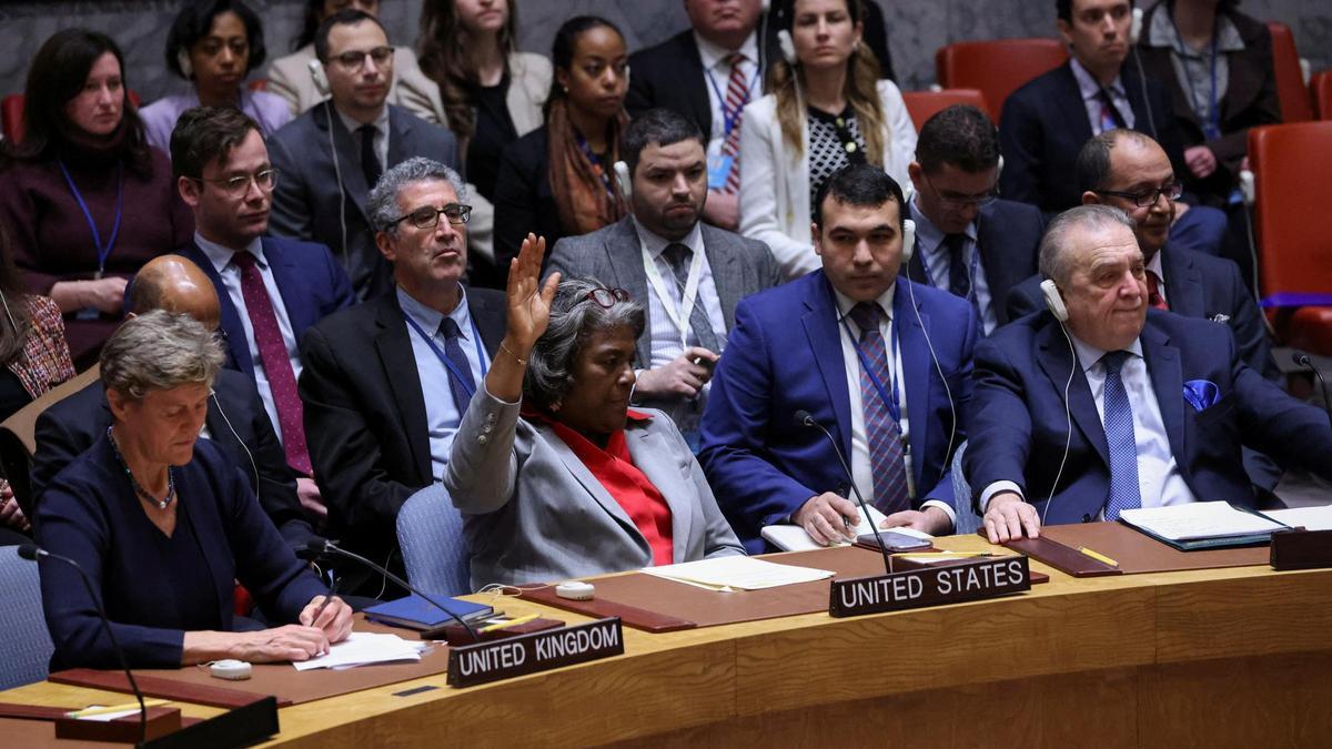 La embajadora de EEUU en la ONU, Linda Thomas-Greenfield, se abstiene durante la votación para pedir un alto el fuego en Gaza, este lunes en el Consejo de Seguridad.