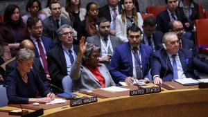 La embajadora de EEUU en la ONU, Linda Thomas-Greenfield, se abstiene durante la votación para pedir un alto el fuego en Gaza, este lunes en el Consejo de Seguridad.