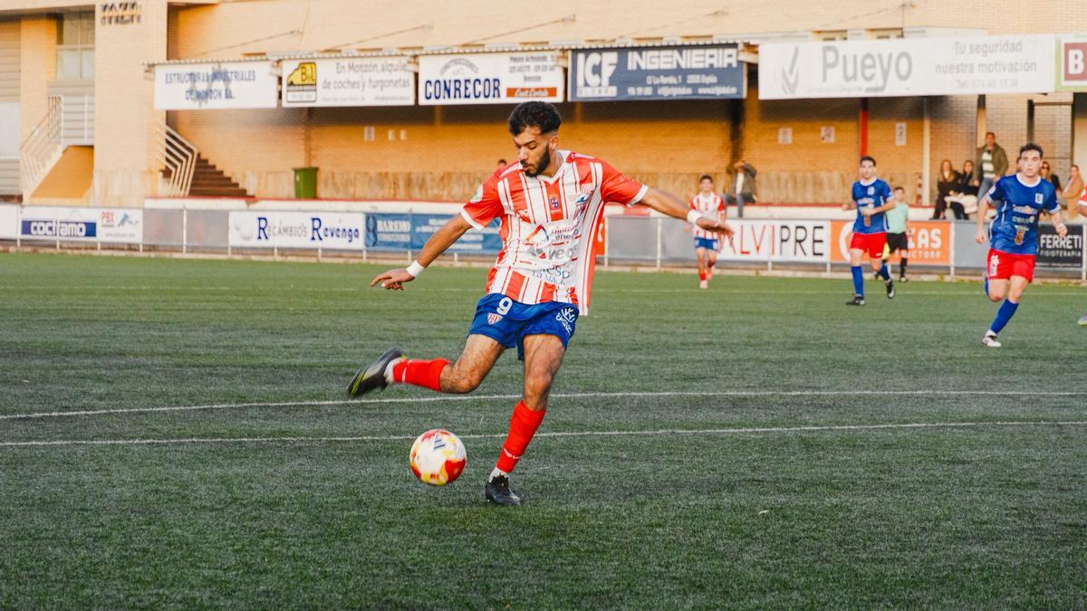 Youssef Ouakkati realiza un golpeo en un partido del Atlético Monzón.