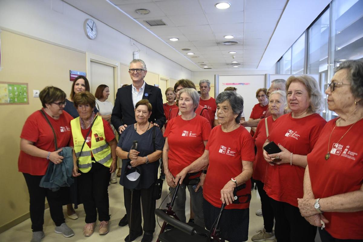 El consejero de Salud, Juan José Pedreño, al centro sanitario, ha visitado este martes el centro de salud de Zarandona, en Murcia