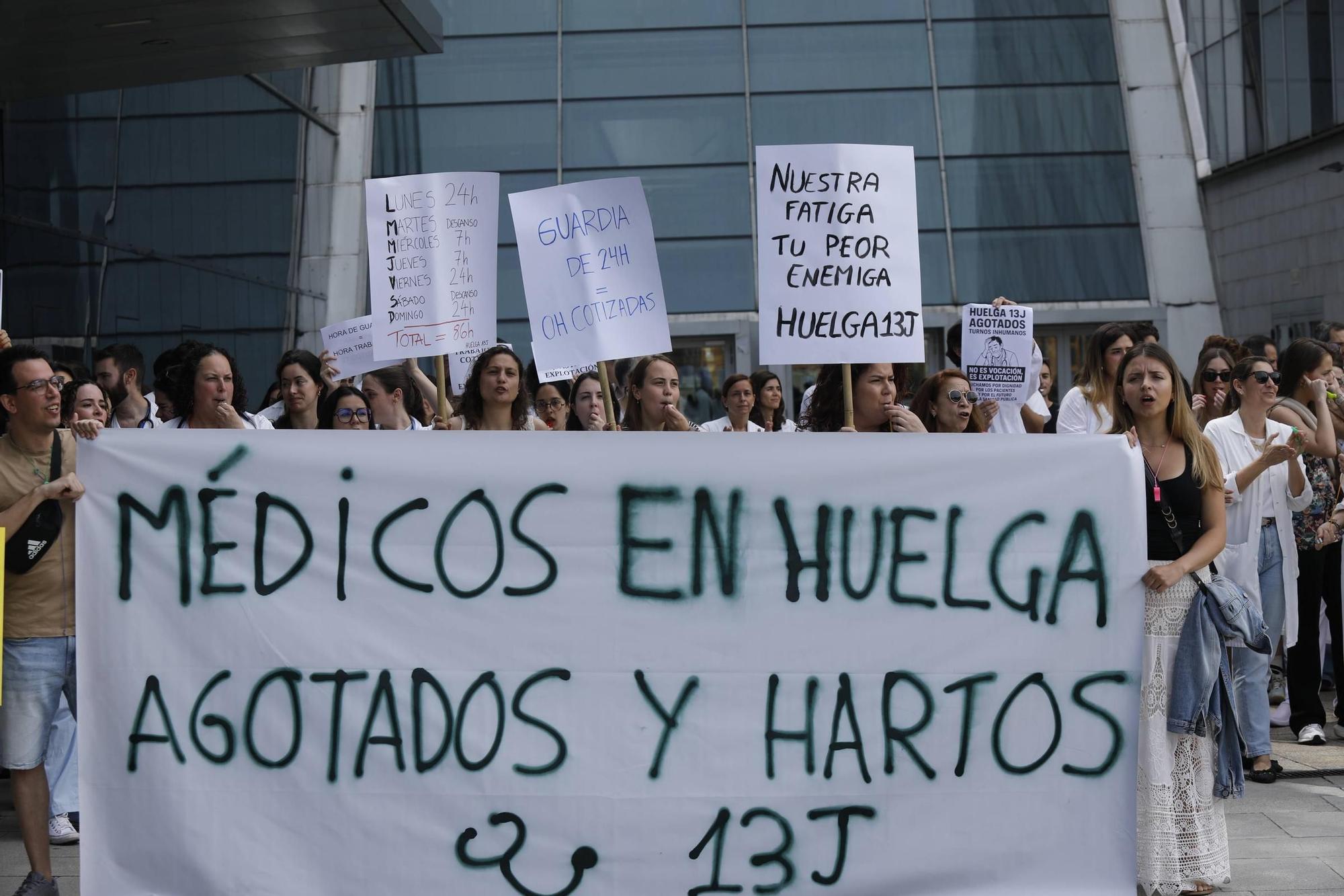 Protestan en el HUCA por las largas jornadas