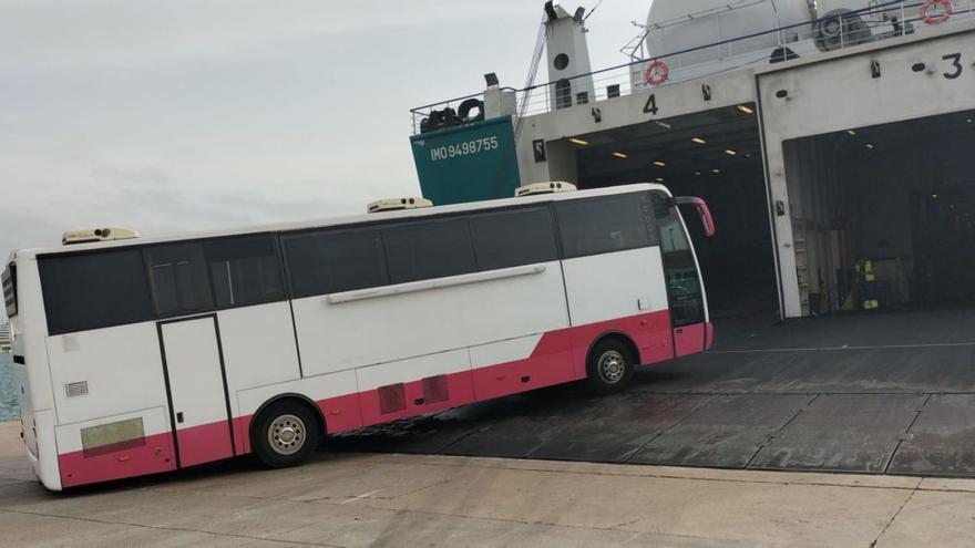 El Banco de Sangre de Balears dona un autobús al Ministerio de Salud de Ucrania