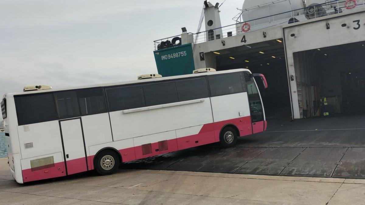 El autobús subiendo a un barco de Baleària, ayer en el puerto de Palma. | BSTIB