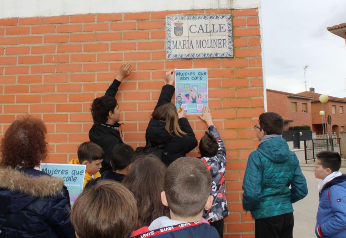 Escolares en la vía María Moliner en el proyecto ‘Mujeres que son calle’. |