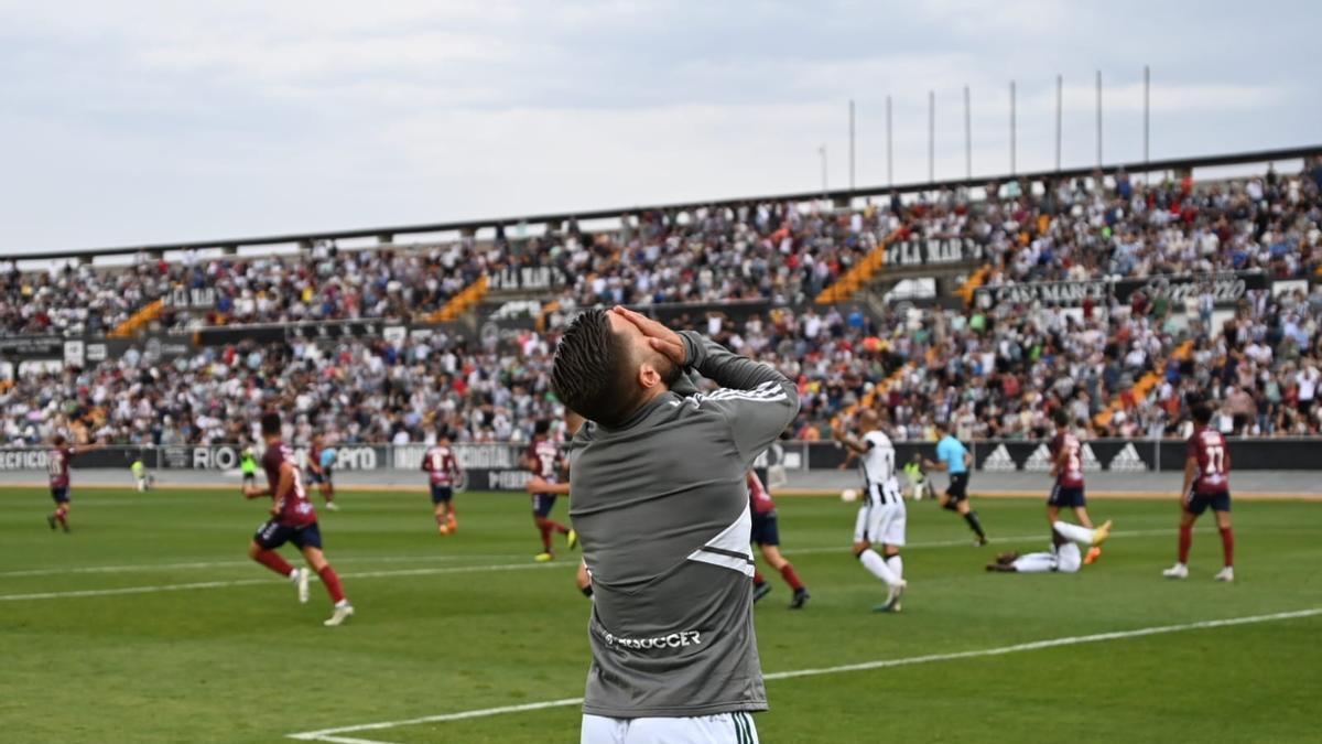 El blanquinegro Ferrón se lamenta de una ocasión fallada