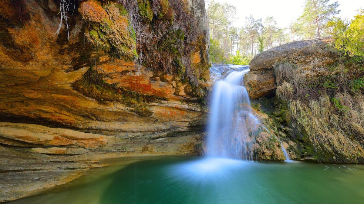 El pueblo más bonito de Cataluña en verano tiene 7 piscinas naturales y un patrimonio románico único en el mundo