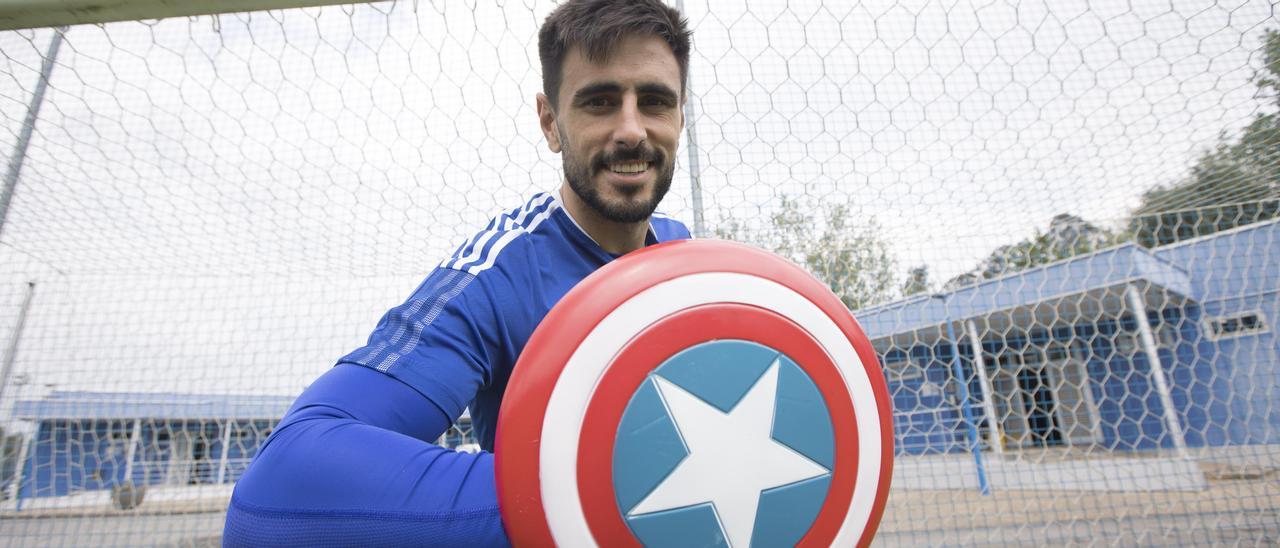 David Costas, jugador del Oviedo, con el escudo del Capitán América