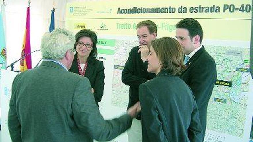 La conselleira María Xosé Caride, conversando con los alcaldes de los municipios beneficiados. / D.P.