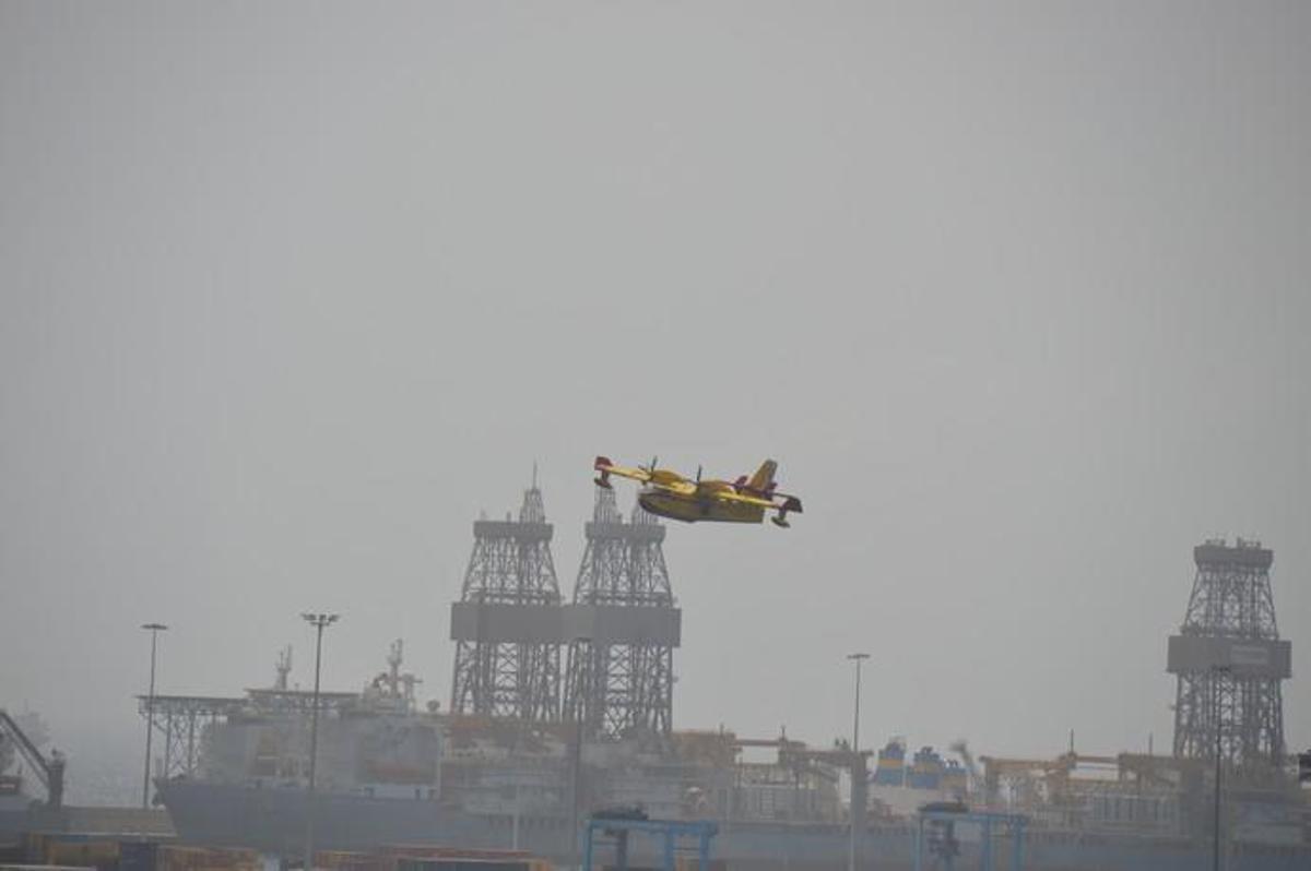 Los hidroaviones cargan agua en el Puerto de Las Palmas - Incendio Gran Canaria 2019