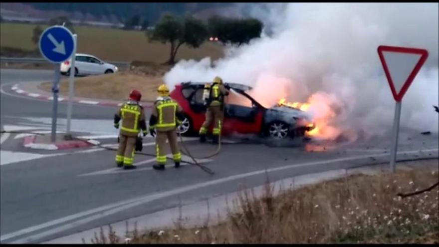 VÍDEO | S&#039;incendia un cotxe a la rotonda d&#039;entrada d&#039;Artés