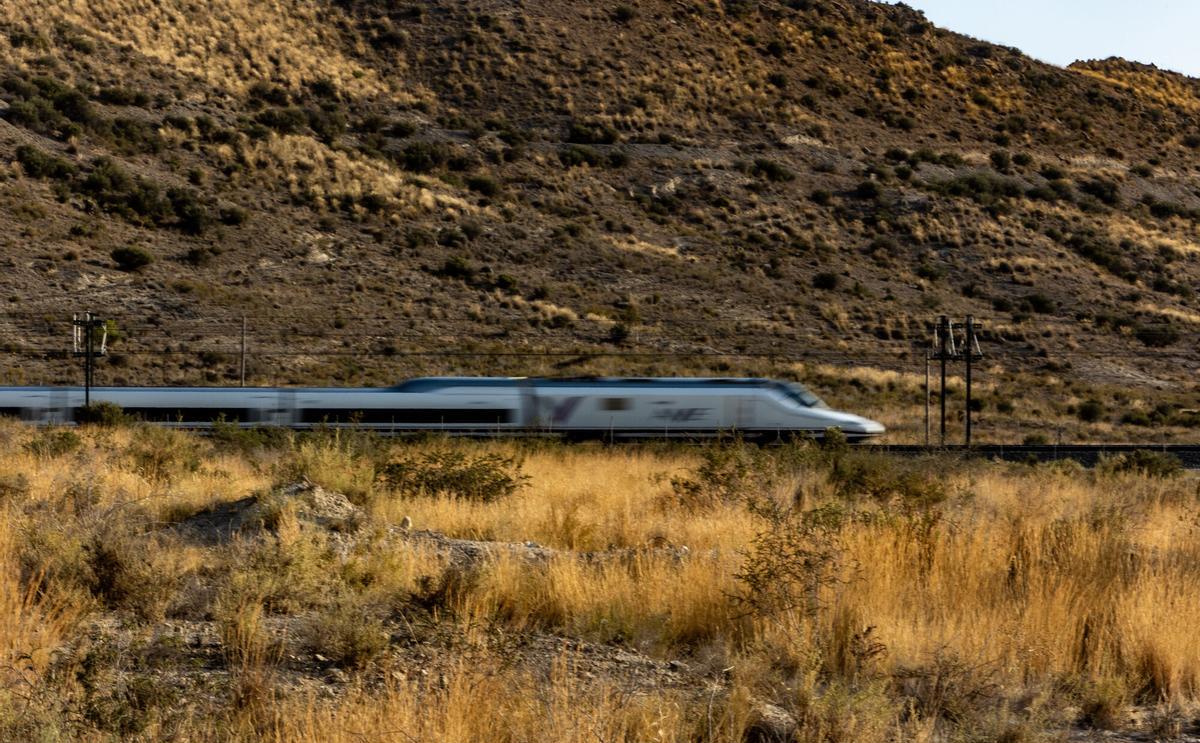 Tren AVE en la línea València-Madrid.