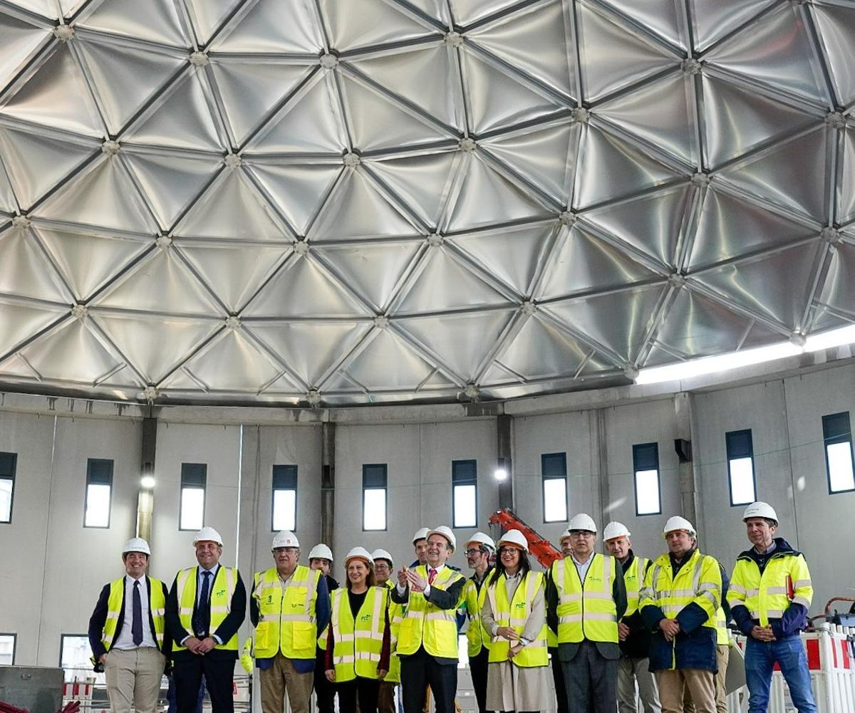 El alcalde de Vigo, Abel Caballero, durante su visita a las instalaciones de la nueva potabilizadora, donde estuvo acompañado por los concejales Mª José Caride, Elena Espinosa y Javier Pardo, además de representantes de Aqualia.