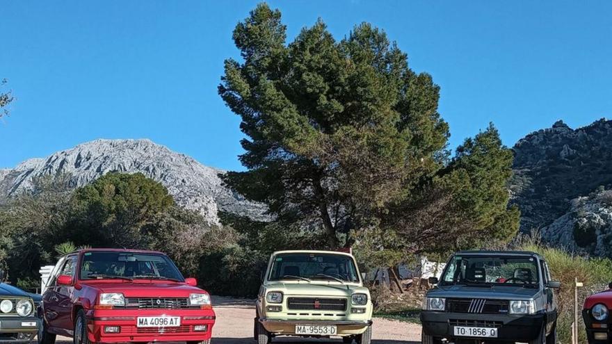 Primer encuentro de coches clásicos en Villanueva del Rosario