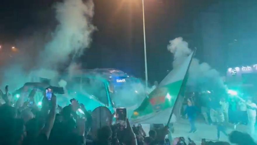 Recibimiento de Primera al Elche tras ganar en Cádiz