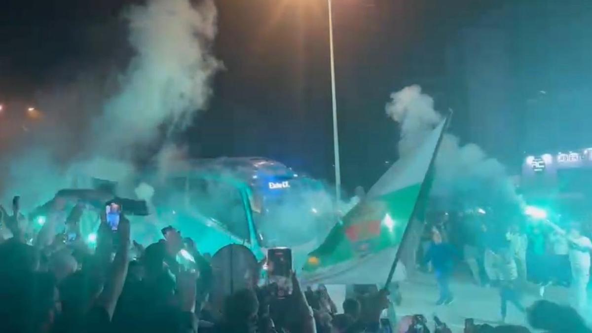 Recibimiento de Primera al Elche tras ganar en Cádiz
