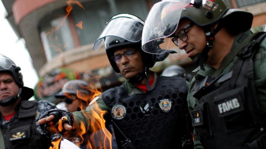 La guardia nacional queman un documento en Caracas.
