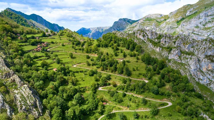 La aldea de Asturias que te lleva hasta el cielo si asciendes sus 23 curvas