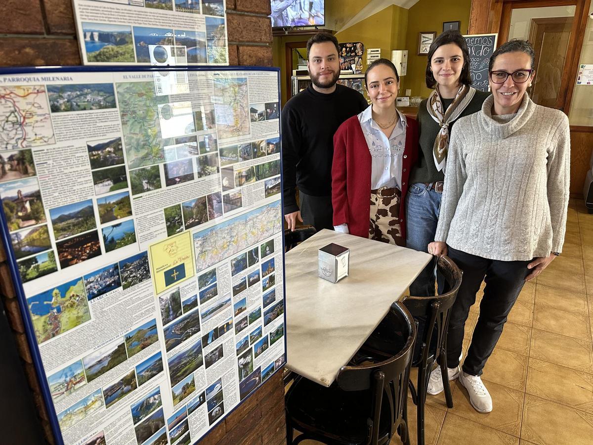 La familia en uno de los rincones del bar.