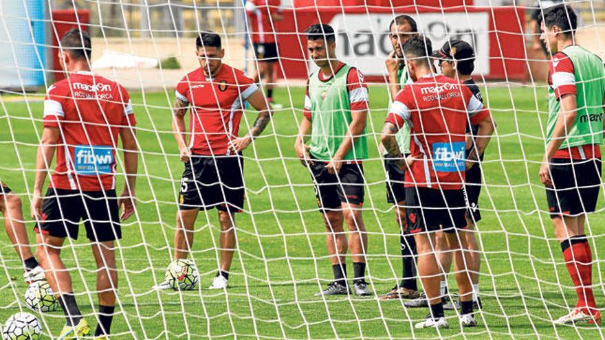 Un momento del entrenamiento del Real Mallorca ayer en Son Bibiloni.