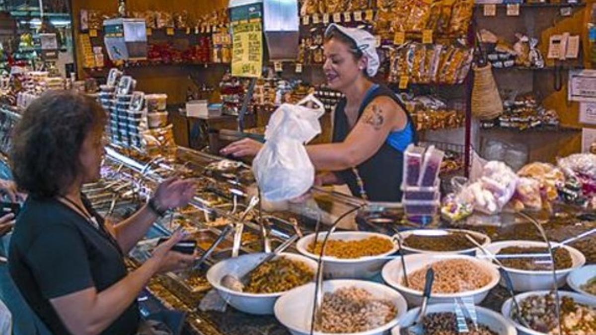 MERCADO Maria del MarLorente, en su parada delmercado de la Concepció.