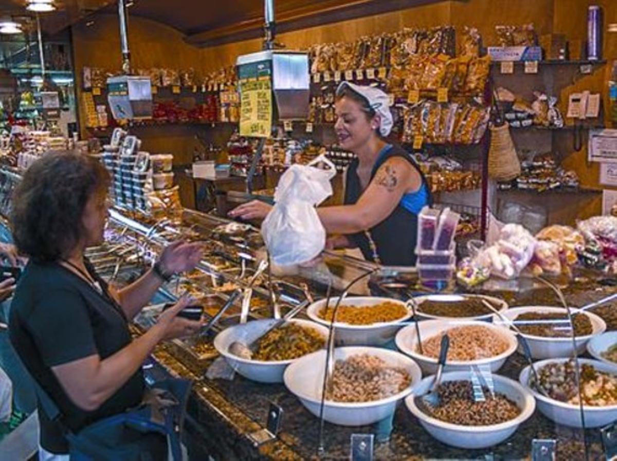 MERCADO Maria del MarLorente, en su parada delmercado de la Concepció.