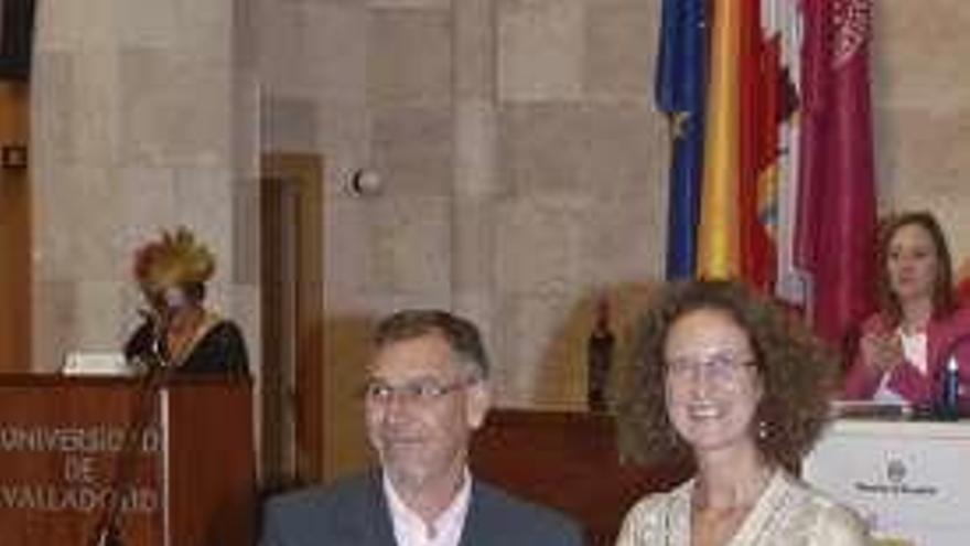 Gavilán recibe el premio de la vicerrectora de la Universidad de Valladolid.