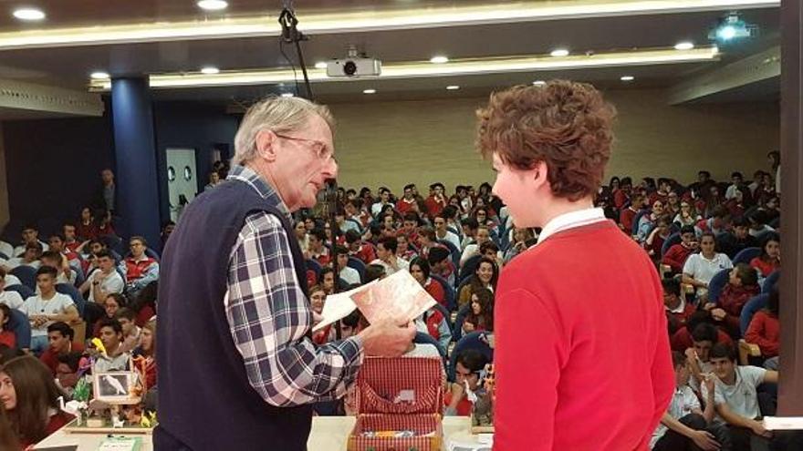 Ramón de Unamuno charla con un alumno antes de comenzar la sesión de papiroflexia en el salón de actos del colegio San Francisco de Asís de Mijas.