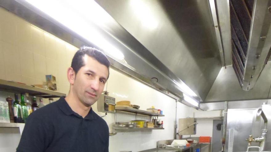 Edson Mendes, preparando uno de los platos a la sidra en la cocina de la Sidrería Casa Mino de Nava.