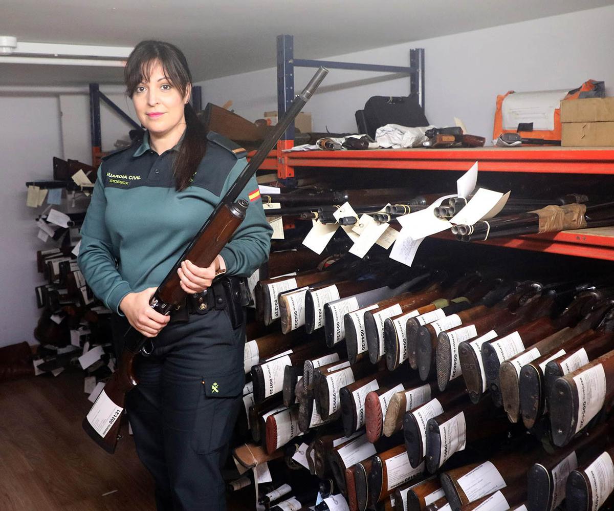 Carmen Sotelo en las dependencias de Intervención de Armas en Ordes.  // Xoán Álvarez